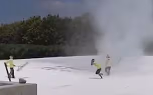 最恐怖“和面”师傅 面粉厂遭遇龙卷风 员工大喊