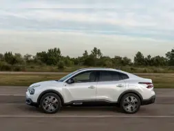 用两个字形容雪铁龙C4 X——简直(帅爆了)
