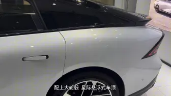 下午发布会看完 晚上迫不及待去门店看看 这颜值真的可以 车也是真的长 侧面最好看 期待上市有个好价格盲猜20w应该可以拿下#小鹏P7+全球首秀#