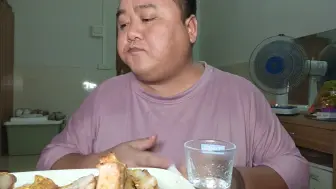 和老乡在出租屋厨房里烤肉吃。