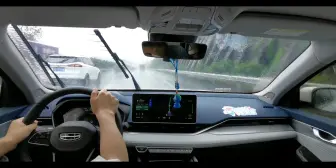 大雨天卡位置？高速行车遇到大车瞬间的困扰