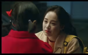 【Hi bye,MaMa】瑞雨知道宥利就是妈妈，看宥利伤心的哭泣，瑞雨心疼妈妈，抚摸妈妈的头发安慰宥利#敏静撕毁了离婚申请表，她想要和赵强华走下去#