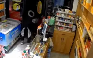 小伙在无人便利店，自带塑料袋偷走四条香烟！法网恢恢，疏而不漏！网友：有备而来！