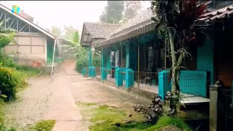 印尼 山村里 下起了 滂沱大雨