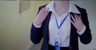 漂亮女秘书走着走着，被太空物种附身，眼睛绿了
