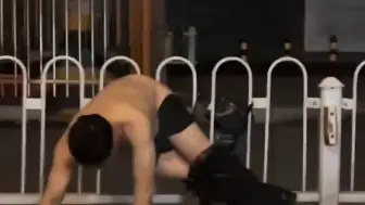 笑死啦，这哥们为了抄近道翻围栏卡住了，内裤露出来了