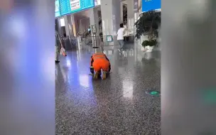 保洁阿姨不小心将男子的衣服弄脏，男子要求赔偿……