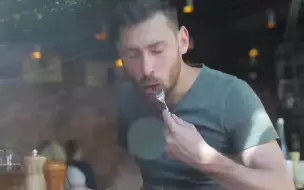当你吃完饭后，你的嘴巴里会发生什么？
