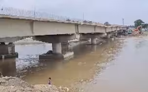 一个月塌两座! 印度又一耗资百亿大桥坍塌 在建过程中从中间塌陷