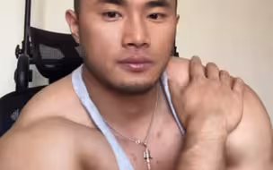 肌肉大黑牛的粗手臂