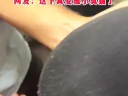 男子把猫咪塞进袜子里，个头正好一把抓住