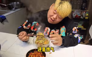 胖猴仔今天做海鲜大杂烩，熬一锅豪华海鲜粥，一口一只大螃蟹吃得过瘾