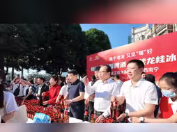 南宁老友又见“莓”好，跨越南北3650公里来到南宁的东北蔓越莓啤酒在邕州古城·三街两巷发放。