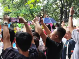 离谱，竟然爬上洗手间看龙船漂移