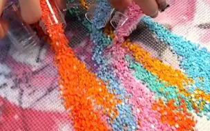 打工人哪有不发疯的！知名博主kaki超解压新花样，颠覆你对钻石画的印象。