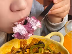黏黏糊糊的螺狮粉配上小蛋糕还有超级解腻的杨桃，最后再来一杯鲜榨的橙汁，真的太满足啦啦啦😋