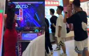 女子穿红色后妈裙玩跳舞机，引一群男生围观看直眼，口水流满地！