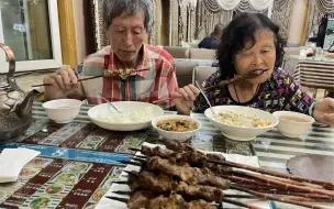 和爸妈在新疆伊犁大巴扎吃美食，当地人的店实惠，红柳羊肉串6元