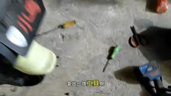 电动车维修更换轮胎拆后轮，遇到特殊设计的车型，没有专业的工具真卸不下来！