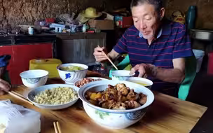 棒棒老甘现在日子越过越好了，中午弄几个菜喝点啤酒