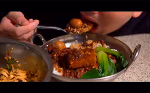 怎么会有人过年吃卤肉饭啊。。。。