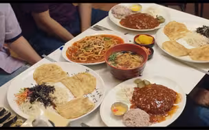 『一起吃饭吧3』韩国的经典小吃又来啦！拌煎饺、炸乌冬面、拌乌冬面、 红薯炸猪排、紫菜包饭。看一看四个男孩子入伍前的美食狂欢吧！结尾还有四个男生的甜点盛宴！