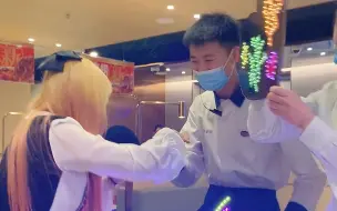 社死！客人给海底捞员工唱《好运来》尴尬全场