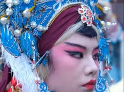 7月25日河南漯河，豫剧演员高温下演出，吃降暑药丸上台表演 ，演出结束满脸是汗，瘫坐后台。