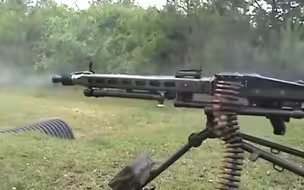 MG-42二战中射速最快的机枪，1分钟1200发，5秒1梭子弹打完