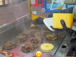00后裸辞在贵阳卖汉堡的Vlog。摆摊卖汉堡，虽忙碌，但每一次递出汉堡，都是向生活递交满意答卷，努力前行，梦想就在这小小的摊位生根发芽。 #同城精选话题