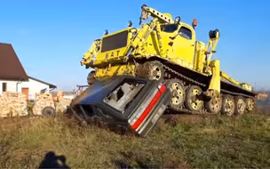 苏联BAT-M（БАТ-М）型履带式工程车碾压报废小汽车