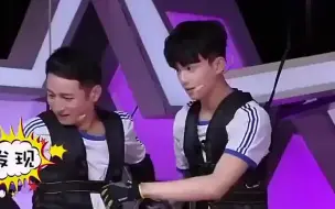 维嘉让吴磊慢点走，结果来一个劈叉吓到维嘉网友腿长任性
