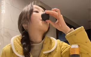半夜在厨房，偷喝我爸的酒