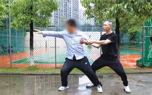 大哥坚持6年帮偏瘫邻居做康复训练，让原本坐轮椅的邻居重新走路