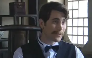 可悲又可笑！酒楼打工一辈子，最后落得饭馆门都不让进，就连老外都感叹“人走茶凉”！
