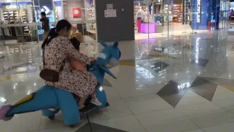 妈妈带可爱小听听骑恐龙车啦！开心的不得了！