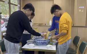 带四胞胎吃超大盆拉面 惊呆了所有人 你们感觉呢？？？