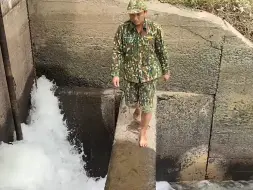 越南士兵直接从水闸那边跳下去