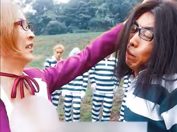 小伙被关女高监狱，每天都被女生上课，这生活他们很享受