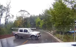 皮卡车失控漂移过来，吓得车主瑟瑟发抖，下雨天在弯道一定要慢
