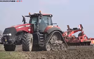 凯斯（CASE IH）MAGNUM_380_CVX_ROWTRAC半履带式拖拉机配套马斯奇奥（MASCHIO）8米幅宽动力耙进行整地作业