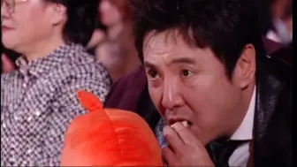 笑yue了，台上龙队在发言，台下沈腾偷吃零食被导播精准抓拍哈哈哈，沈叔叔别躲了