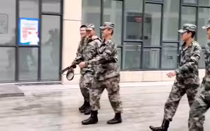 当你们的教官遇上了连长，兵哥哥光速变脸