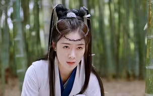 古装女神对决，两个白衣白靴女侠竹林打斗，互相被对方暗算，两败俱伤