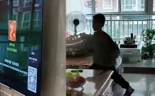 男孩带女同学回家玩耍，妈妈乐坏了，立马斥“巨资”干了件大事