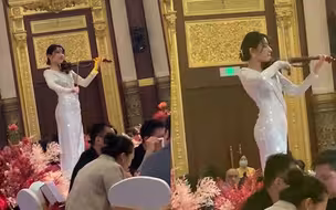 新娘闺蜜在婚礼上演奏小提琴，高颜值一袭长裙惊艳全场：气质绝了