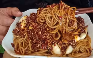 面条必须配大蒜辣椒油，嘎嘎香！