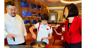 全红婵在澳门做番茄炒鸡蛋，厉害了  cr澳门录透社