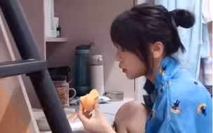 她还是那么爱笑