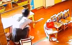 她照顾每个孩子的安全，却忘了保护自己